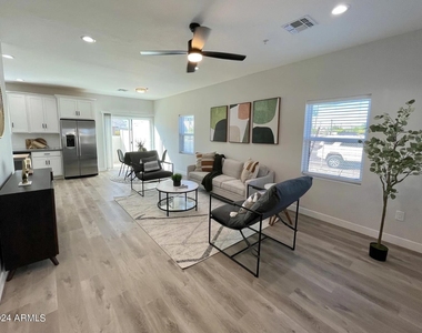 815 E Roma Avenue - Photo Thumbnail 1