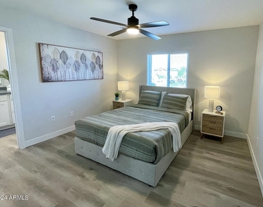 815 E Roma Avenue - Photo Thumbnail 14