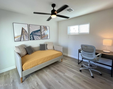 815 E Roma Avenue - Photo Thumbnail 9