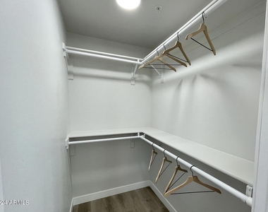 815 E Roma Avenue - Photo Thumbnail 16