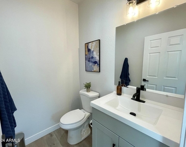 815 E Roma Avenue - Photo Thumbnail 8