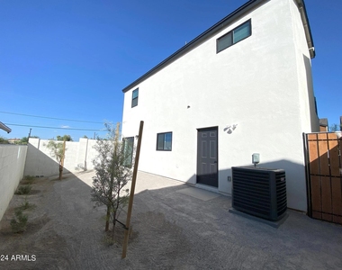 815 E Roma Avenue - Photo Thumbnail 7