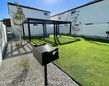 815 E Roma Avenue - Photo Thumbnail 23