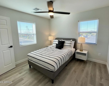 815 E Roma Avenue - Photo Thumbnail 17