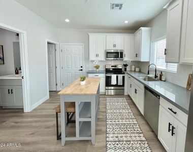 815 E Roma Avenue - Photo Thumbnail 4
