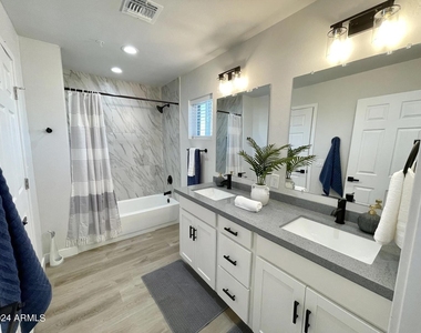815 E Roma Avenue - Photo Thumbnail 15