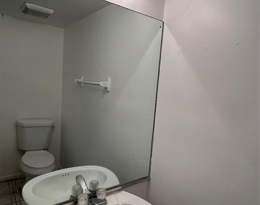 2442 Nw 52nd Avenue - Photo Thumbnail 4