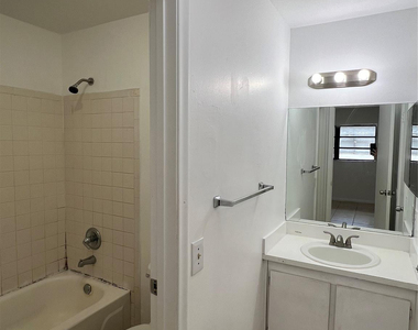2442 Nw 52nd Avenue - Photo Thumbnail 10