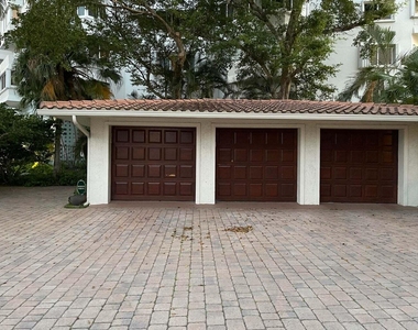 325 Sunset Drive - Photo Thumbnail 12