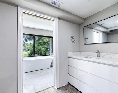 2517 Presidential Way - Photo Thumbnail 19