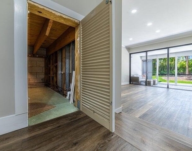 2517 Presidential Way - Photo Thumbnail 13
