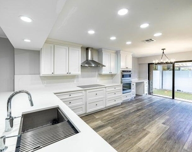 2517 Presidential Way - Photo Thumbnail 4