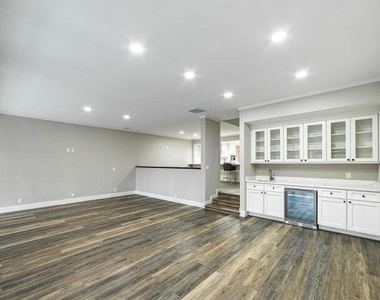 2517 Presidential Way - Photo Thumbnail 2