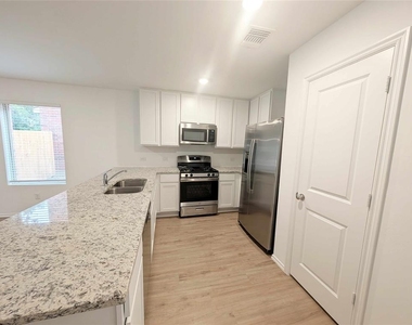 1939 Wolford Way - Photo Thumbnail 4