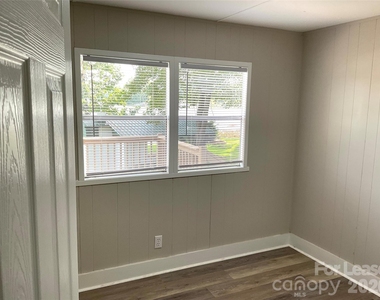 6950 Ingleside Drive - Photo Thumbnail 7