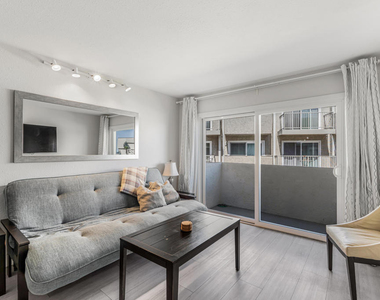 304 E Surfside Drive - Photo Thumbnail 7