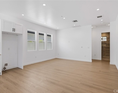 7649 Melvin Avenue - Photo Thumbnail 5