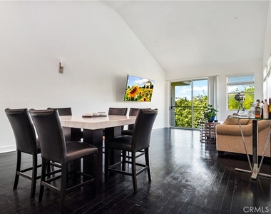 12837 Moorpark Street - Photo Thumbnail 9