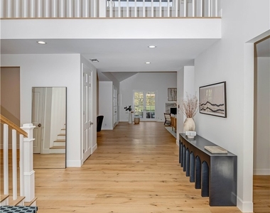 4550 Encino Avenue - Photo Thumbnail 5