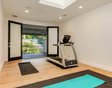 4550 Encino Avenue - Photo Thumbnail 16