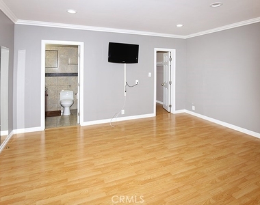 7400 Blewett - Photo Thumbnail 9