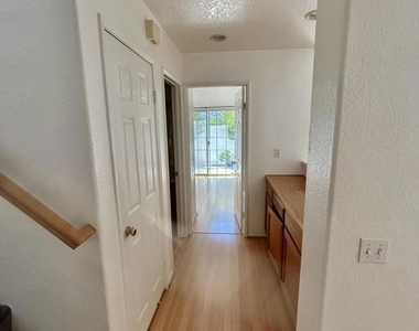 1066 Sheffield Place - Photo Thumbnail 16