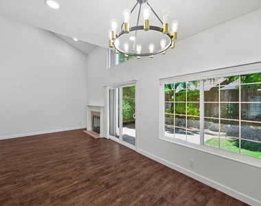 1286 Crestpoint Drive - Photo Thumbnail 9