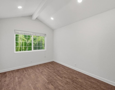 1286 Crestpoint Drive - Photo Thumbnail 16