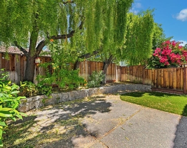 1286 Crestpoint Drive - Photo Thumbnail 2