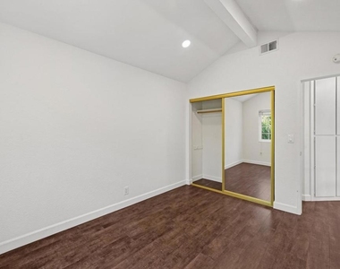 1286 Crestpoint Drive - Photo Thumbnail 17
