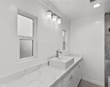408 Spencer Street - Photo Thumbnail 7