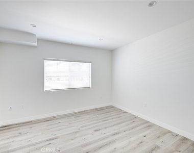 14526 Hartland Street - Photo Thumbnail 9