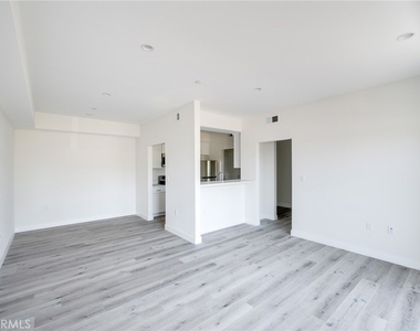 14526 Hartland Street - Photo Thumbnail 6
