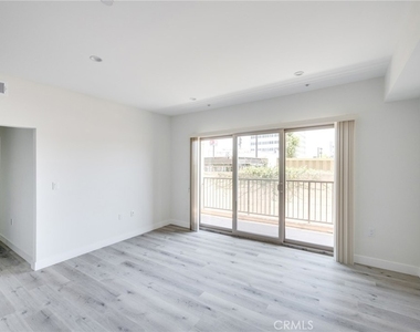 14526 Hartland Street - Photo Thumbnail 5