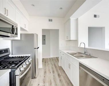 14526 Hartland Street - Photo Thumbnail 8