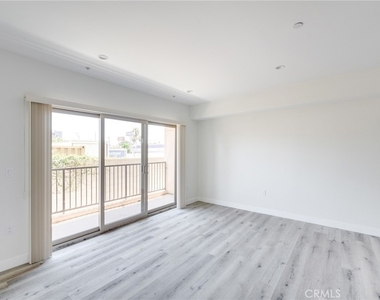 14526 Hartland Street - Photo Thumbnail 4