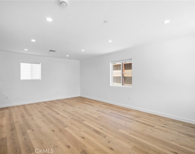 11049 Yarmouth Avenue - Photo Thumbnail 4