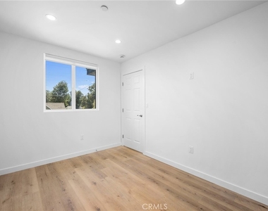 11049 Yarmouth Avenue - Photo Thumbnail 13