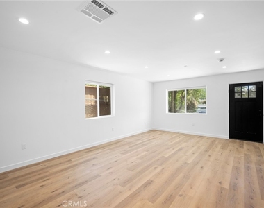 11049 Yarmouth Avenue - Photo Thumbnail 7
