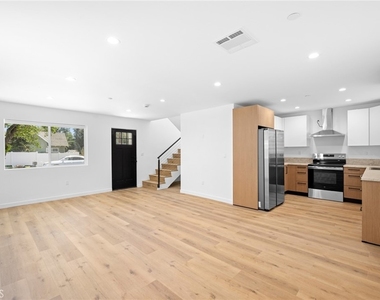 11049 Yarmouth Avenue - Photo Thumbnail 6