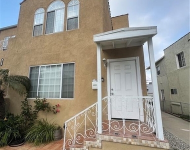 1046 S Citrus Avenue - Photo Thumbnail 7