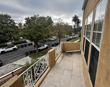 1046 S Citrus Avenue - Photo Thumbnail 13