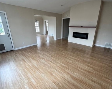1046 S Citrus Avenue - Photo Thumbnail 14