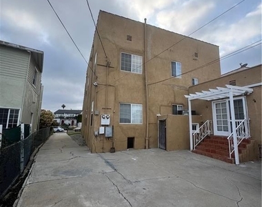 1046 S Citrus Avenue - Photo Thumbnail 43