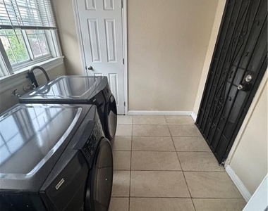 1046 S Citrus Avenue - Photo Thumbnail 27