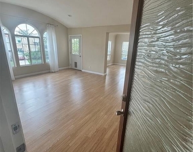 1046 S Citrus Avenue - Photo Thumbnail 16