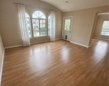 1046 S Citrus Avenue - Photo Thumbnail 15