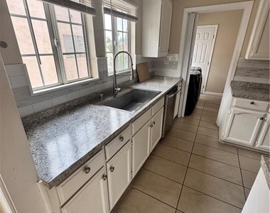 1046 S Citrus Avenue - Photo Thumbnail 25