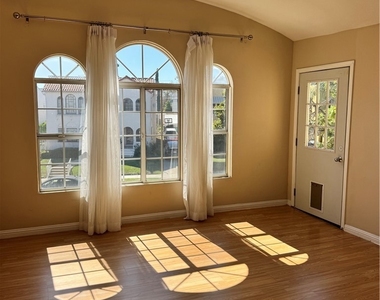 1046 S Citrus Avenue - Photo Thumbnail 56