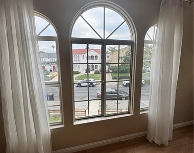 1046 S Citrus Avenue - Photo Thumbnail 17